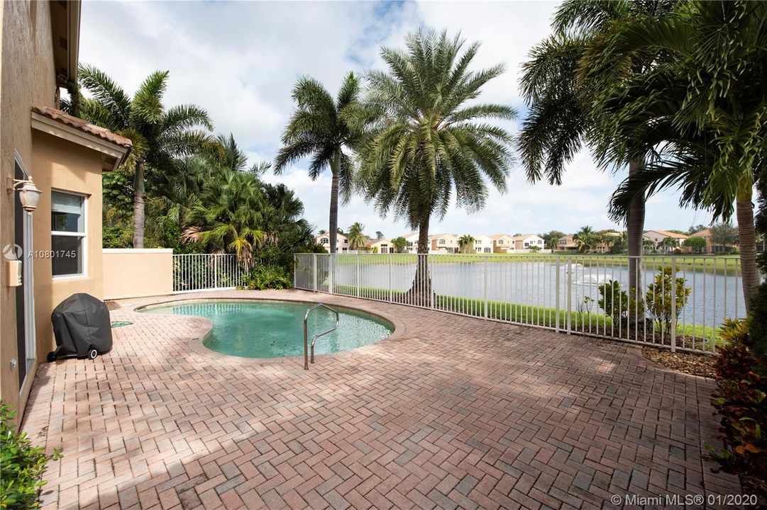 Vendido Recientemente: $468,000 (4 camas, 2 baños, 2414 Pies cuadrados)