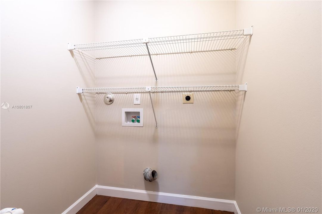 Vendido Recientemente: $549,900 (3 camas, 2 baños, 1598 Pies cuadrados)