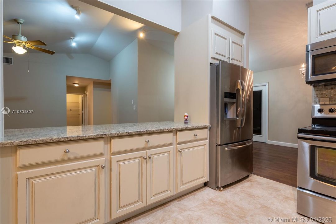Vendido Recientemente: $549,900 (3 camas, 2 baños, 1598 Pies cuadrados)