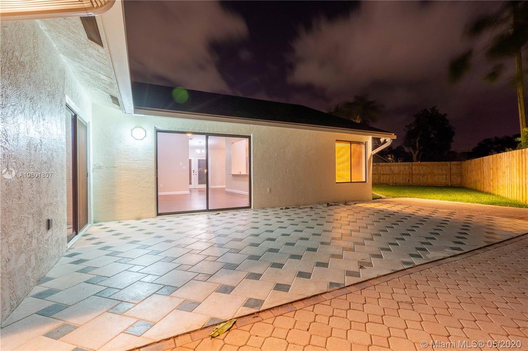 Vendido Recientemente: $549,900 (3 camas, 2 baños, 1598 Pies cuadrados)