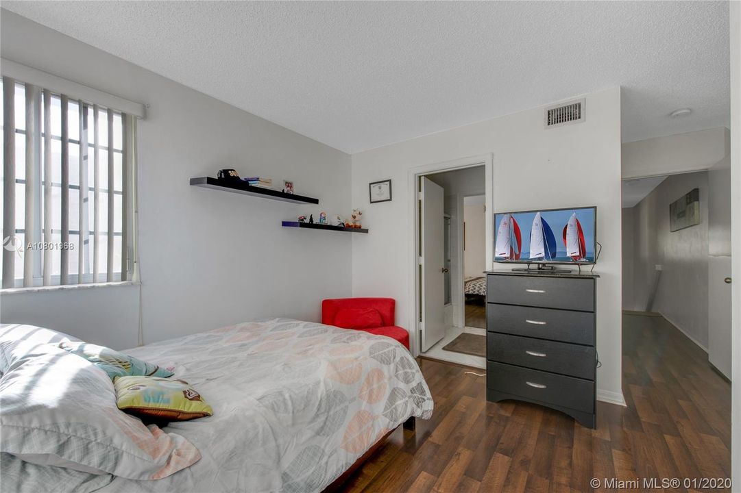 Vendido Recientemente: $354,900 (3 camas, 2 baños, 1443 Pies cuadrados)