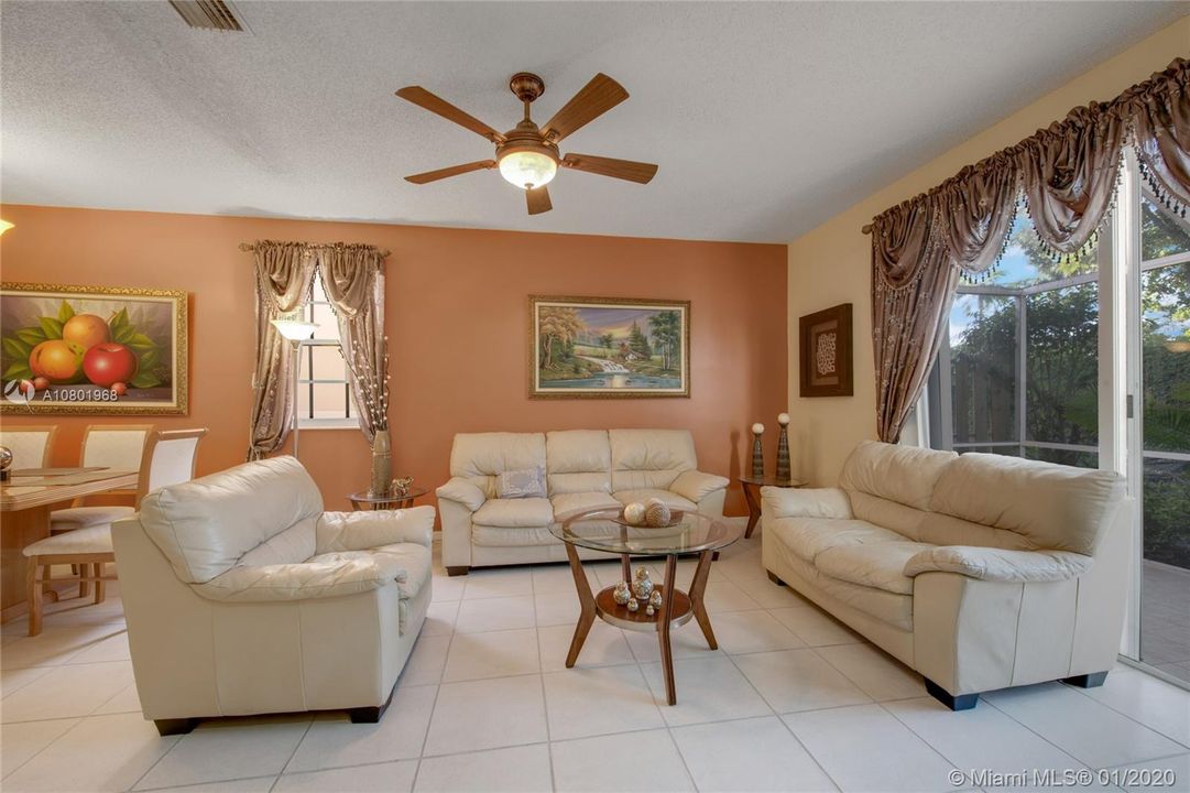 Vendido Recientemente: $354,900 (3 camas, 2 baños, 1443 Pies cuadrados)