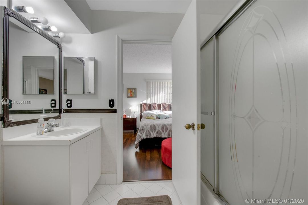 Vendido Recientemente: $354,900 (3 camas, 2 baños, 1443 Pies cuadrados)