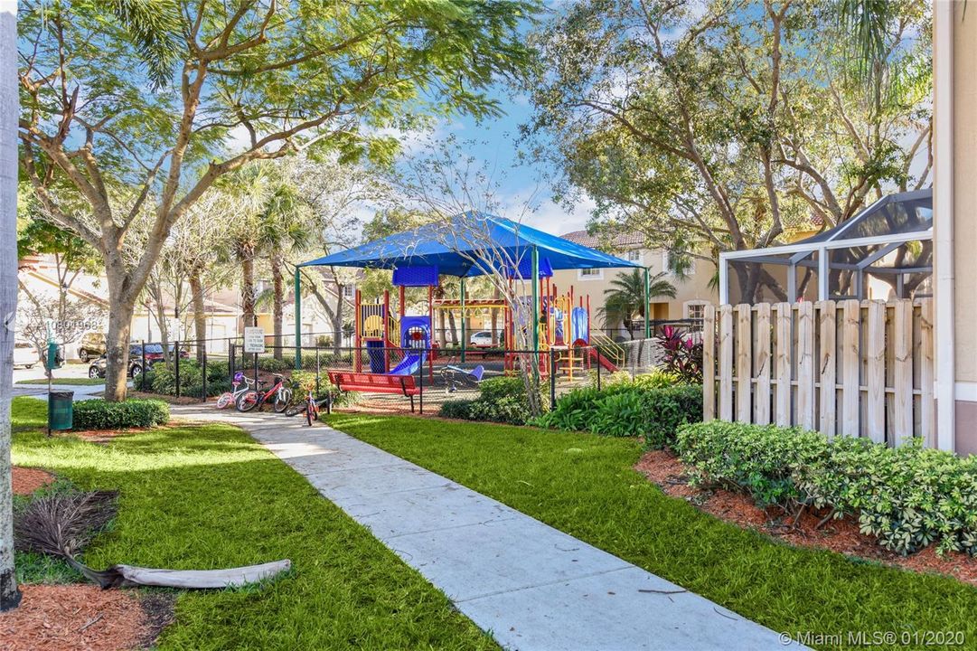 Vendido Recientemente: $354,900 (3 camas, 2 baños, 1443 Pies cuadrados)