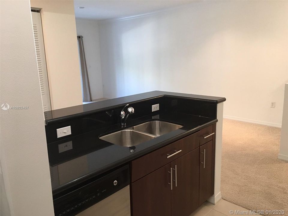 最近租的: $1,400 (1 贝兹, 1 浴室, 685 平方英尺)