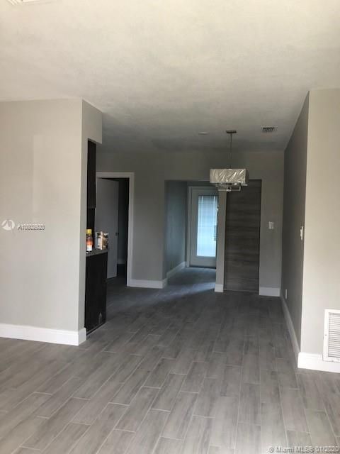 Recientemente alquilado: $1,500 (3 camas, 1 baños, 919 Pies cuadrados)