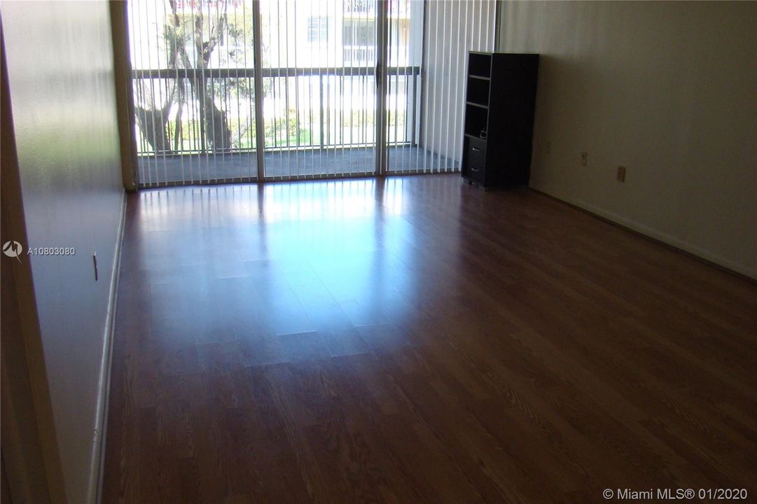 Recently Sold: $139,000 (1 beds, 1 baths, 727 Square Feet)