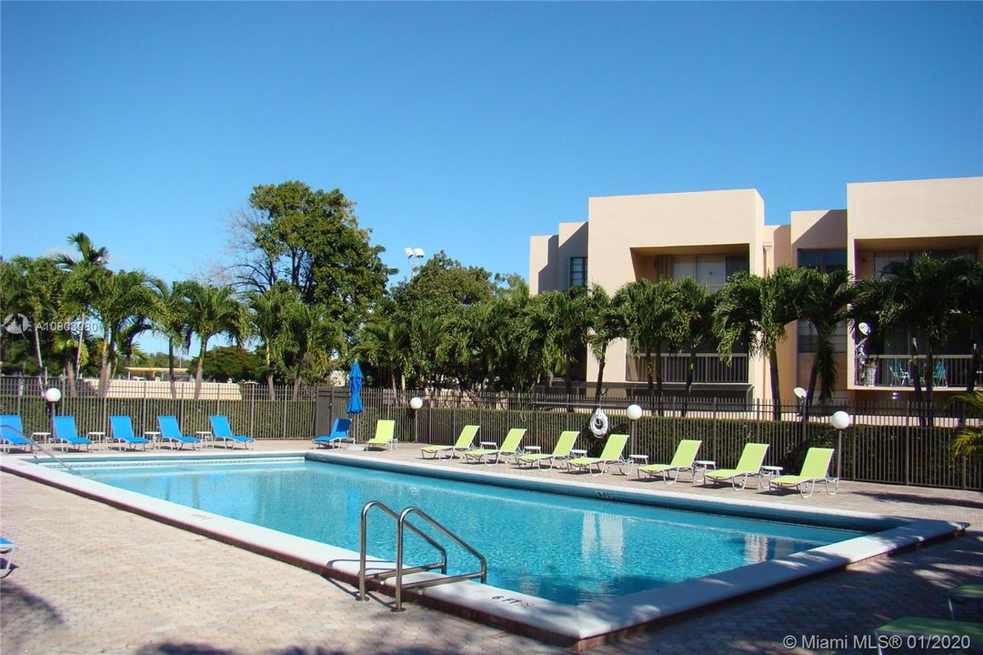 Recently Sold: $139,000 (1 beds, 1 baths, 727 Square Feet)