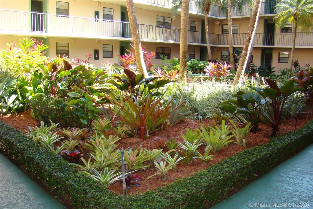 Recently Sold: $139,000 (1 beds, 1 baths, 727 Square Feet)