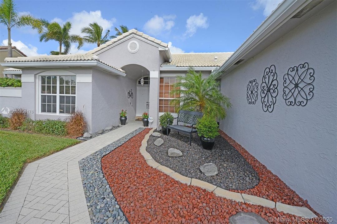Recently Sold: $465,000 (4 beds, 2 baths, 2528 Square Feet)