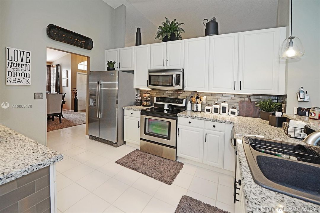 Recently Sold: $465,000 (4 beds, 2 baths, 2528 Square Feet)
