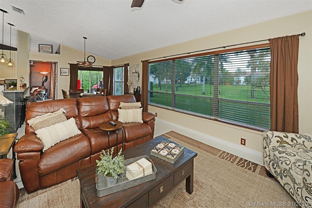 Recently Sold: $465,000 (4 beds, 2 baths, 2528 Square Feet)