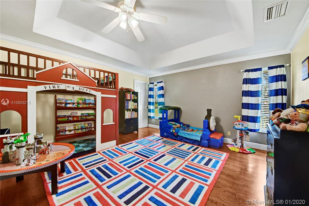 Recently Sold: $949,000 (5 beds, 4 baths, 4552 Square Feet)