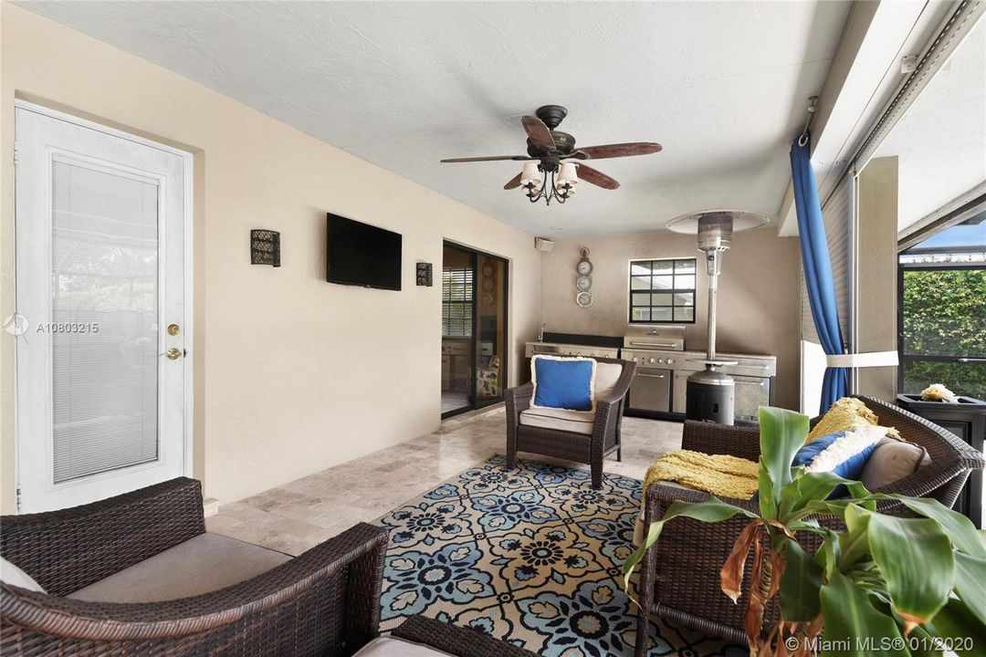 Recently Sold: $949,000 (5 beds, 4 baths, 4552 Square Feet)