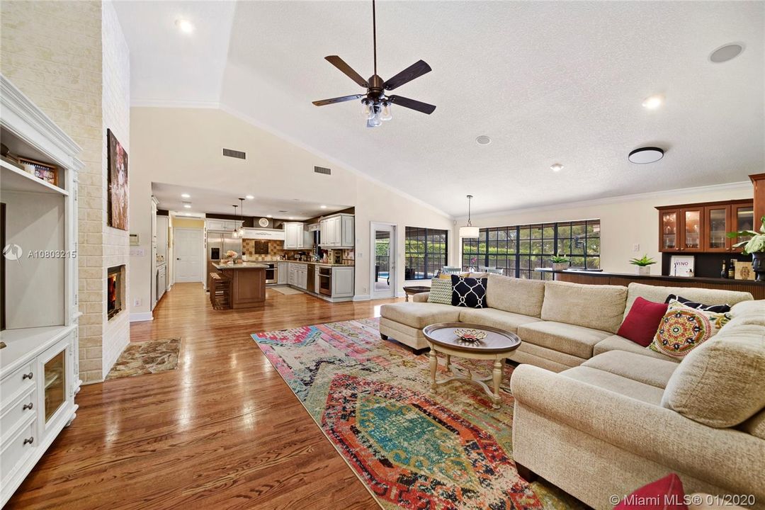 Recently Sold: $949,000 (5 beds, 4 baths, 4552 Square Feet)