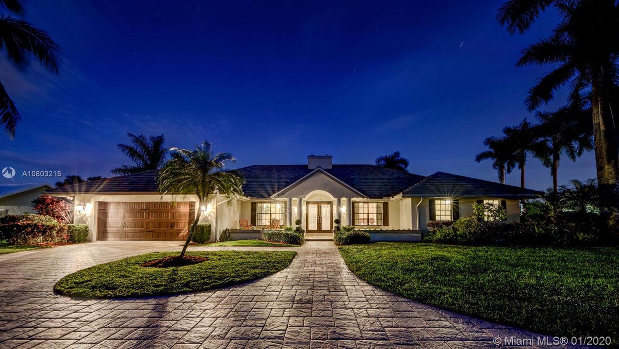 Recently Sold: $949,000 (5 beds, 4 baths, 4552 Square Feet)