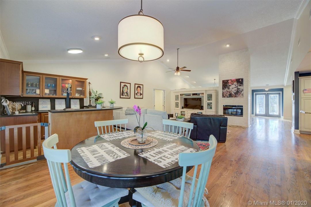 Recently Sold: $949,000 (5 beds, 4 baths, 4552 Square Feet)