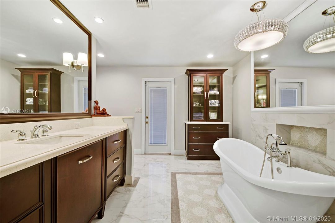 Recently Sold: $949,000 (5 beds, 4 baths, 4552 Square Feet)