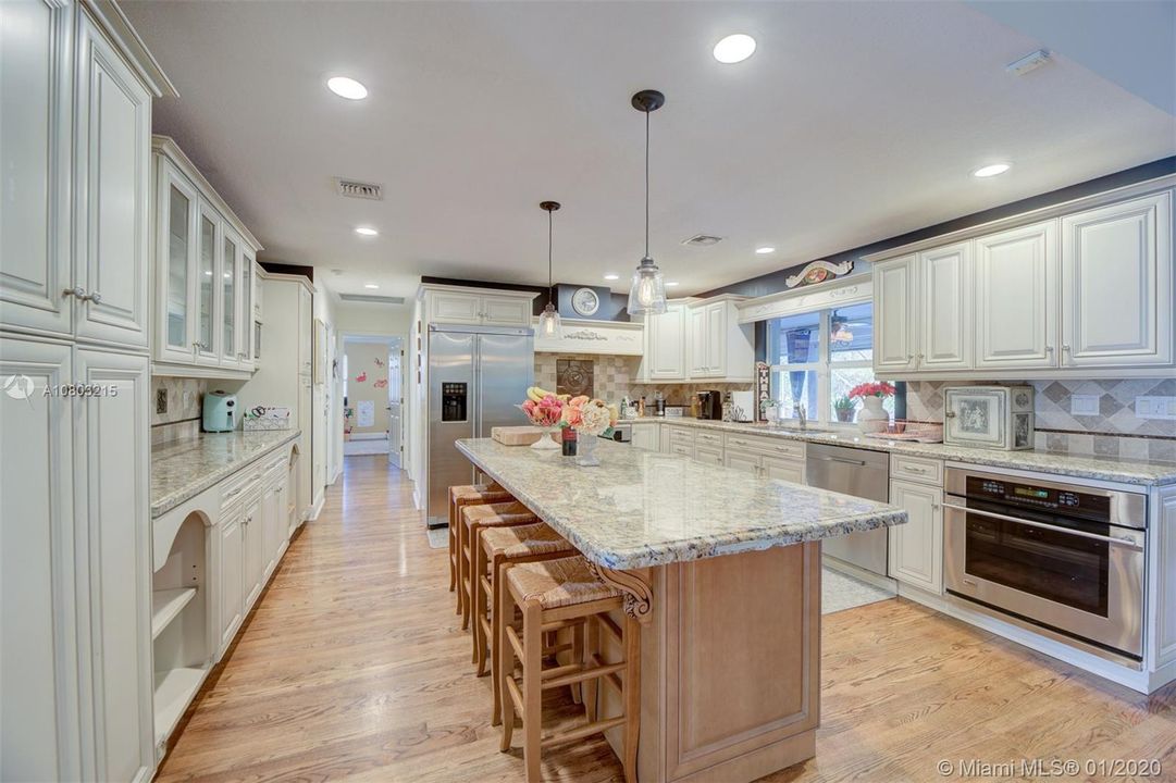 Recently Sold: $949,000 (5 beds, 4 baths, 4552 Square Feet)