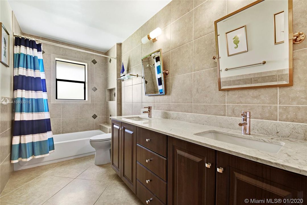 Recently Sold: $949,000 (5 beds, 4 baths, 4552 Square Feet)