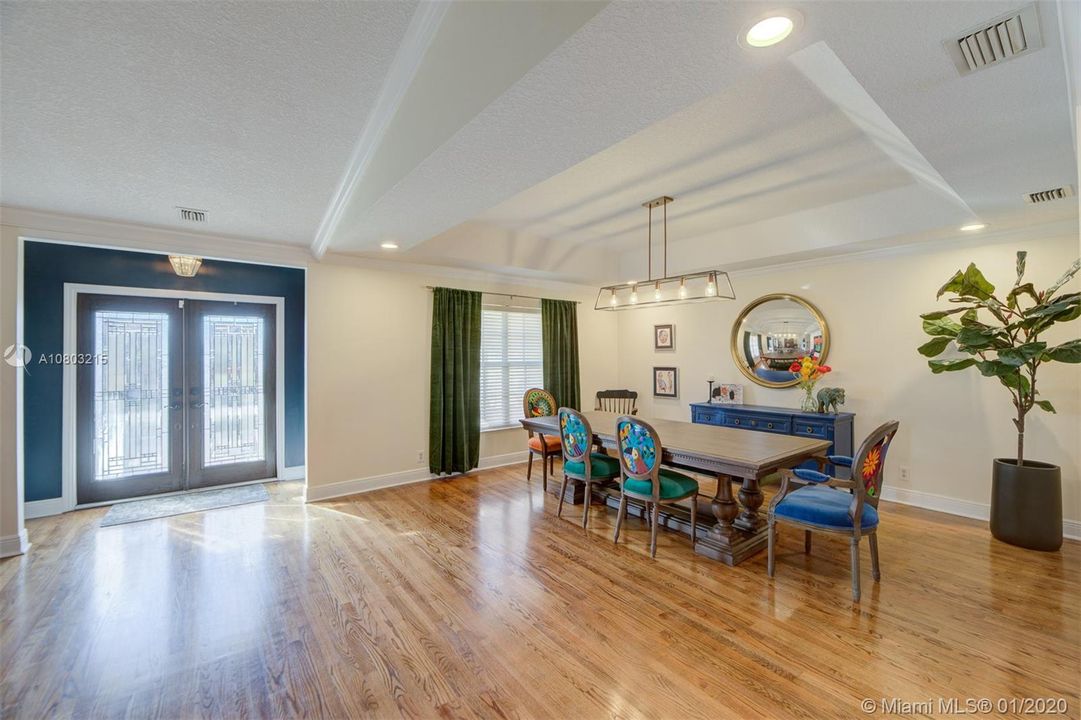 Recently Sold: $949,000 (5 beds, 4 baths, 4552 Square Feet)