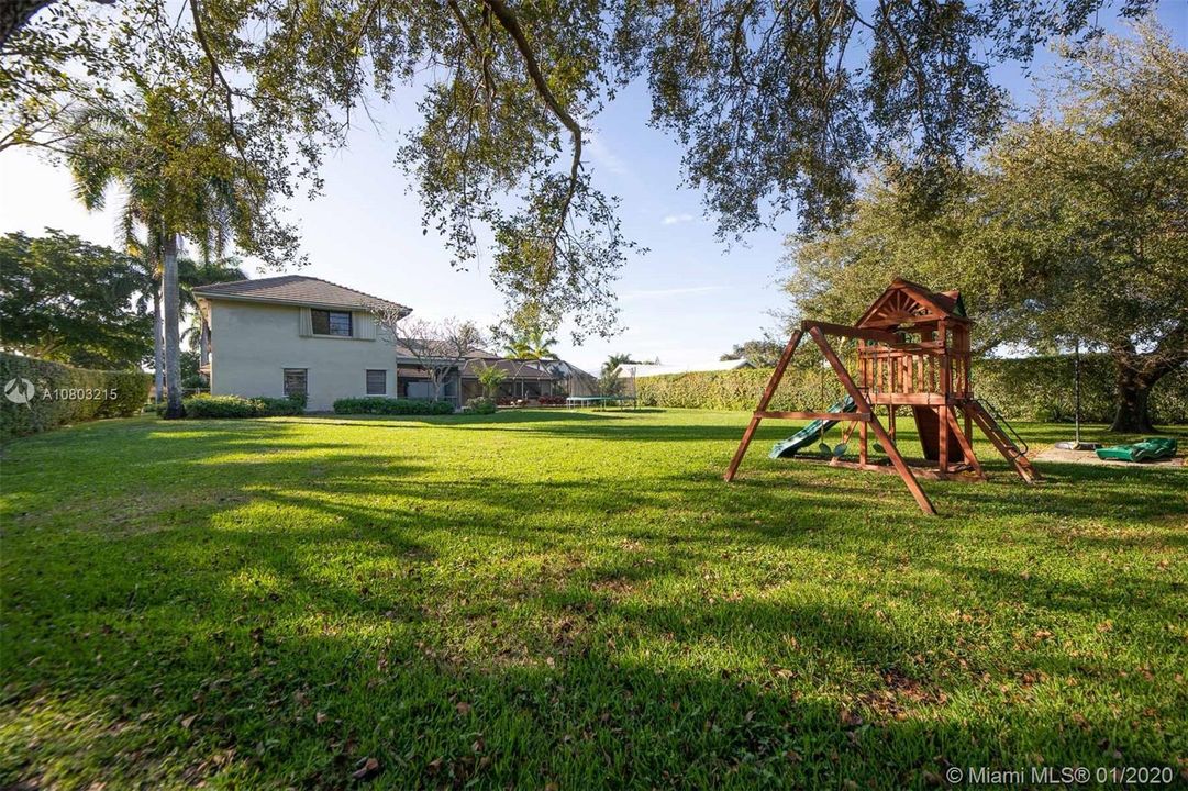 Recently Sold: $949,000 (5 beds, 4 baths, 4552 Square Feet)