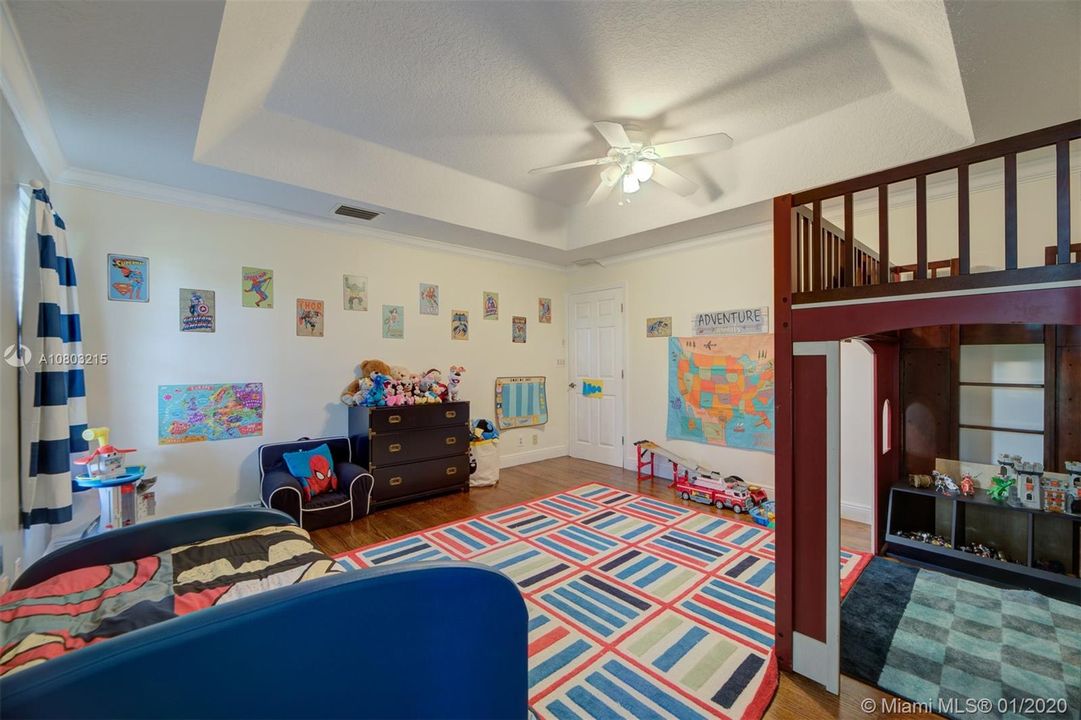 Recently Sold: $949,000 (5 beds, 4 baths, 4552 Square Feet)