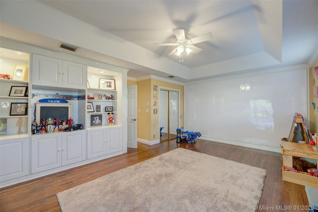 Recently Sold: $949,000 (5 beds, 4 baths, 4552 Square Feet)