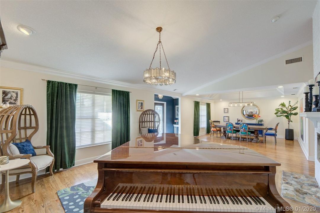 Recently Sold: $949,000 (5 beds, 4 baths, 4552 Square Feet)