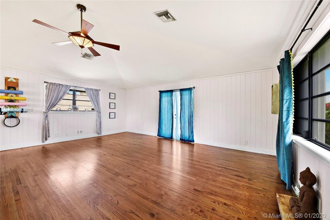 Recently Sold: $949,000 (5 beds, 4 baths, 4552 Square Feet)