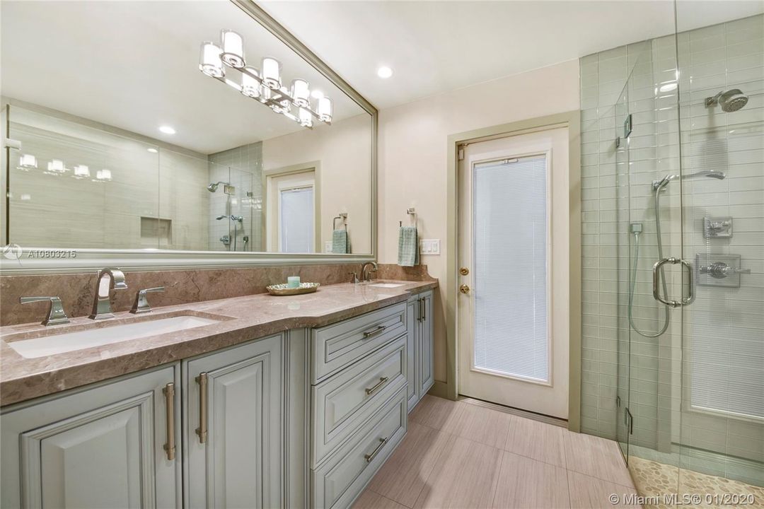 Recently Sold: $949,000 (5 beds, 4 baths, 4552 Square Feet)