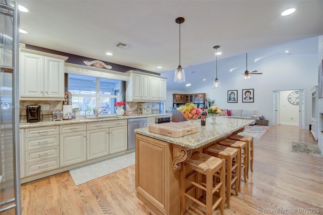 Recently Sold: $949,000 (5 beds, 4 baths, 4552 Square Feet)