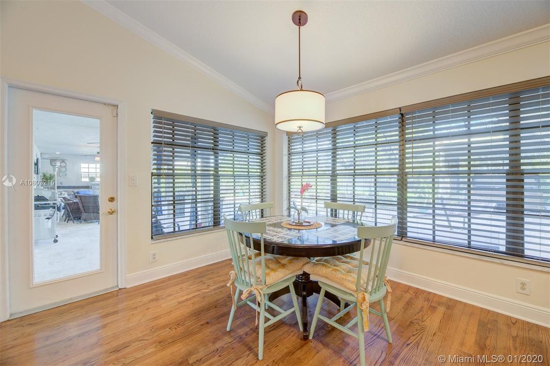 Recently Sold: $949,000 (5 beds, 4 baths, 4552 Square Feet)