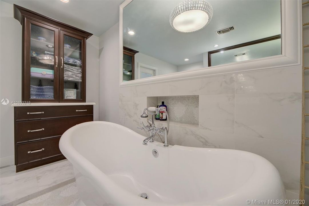 Recently Sold: $949,000 (5 beds, 4 baths, 4552 Square Feet)