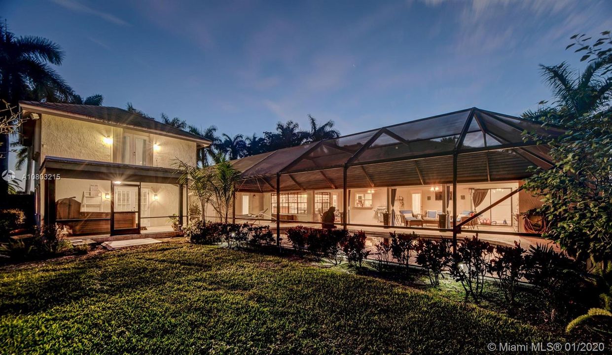 Recently Sold: $949,000 (5 beds, 4 baths, 4552 Square Feet)