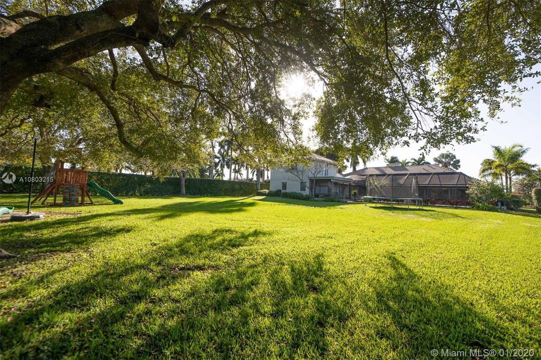 Recently Sold: $949,000 (5 beds, 4 baths, 4552 Square Feet)