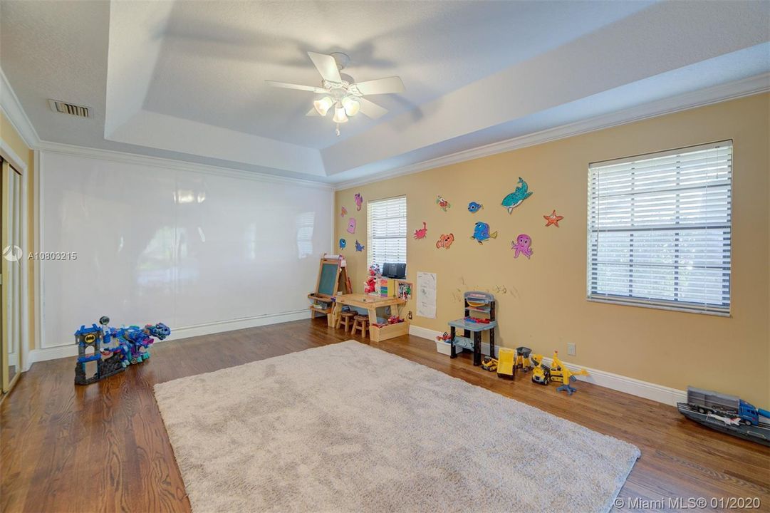 Recently Sold: $949,000 (5 beds, 4 baths, 4552 Square Feet)