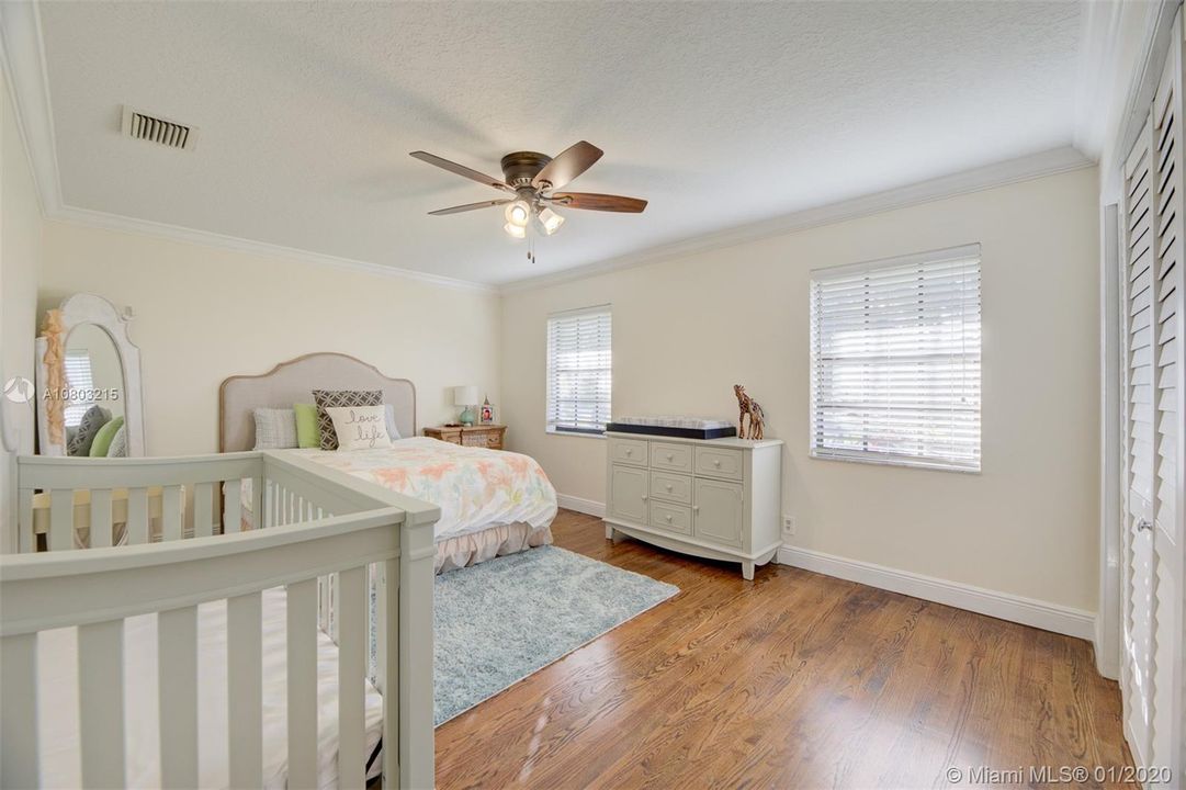 Recently Sold: $949,000 (5 beds, 4 baths, 4552 Square Feet)