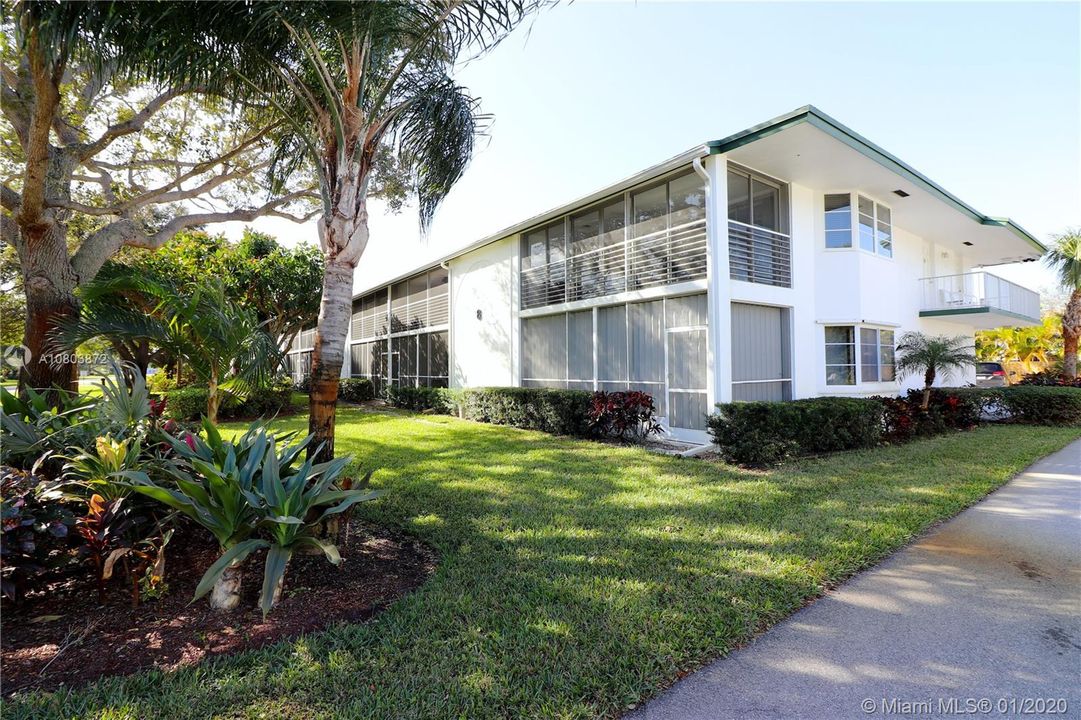 PREMIUM 2ND FLOOR END CONDO