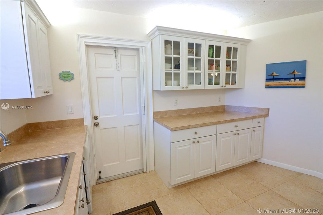 Upgraded cabinetry w/crown molding