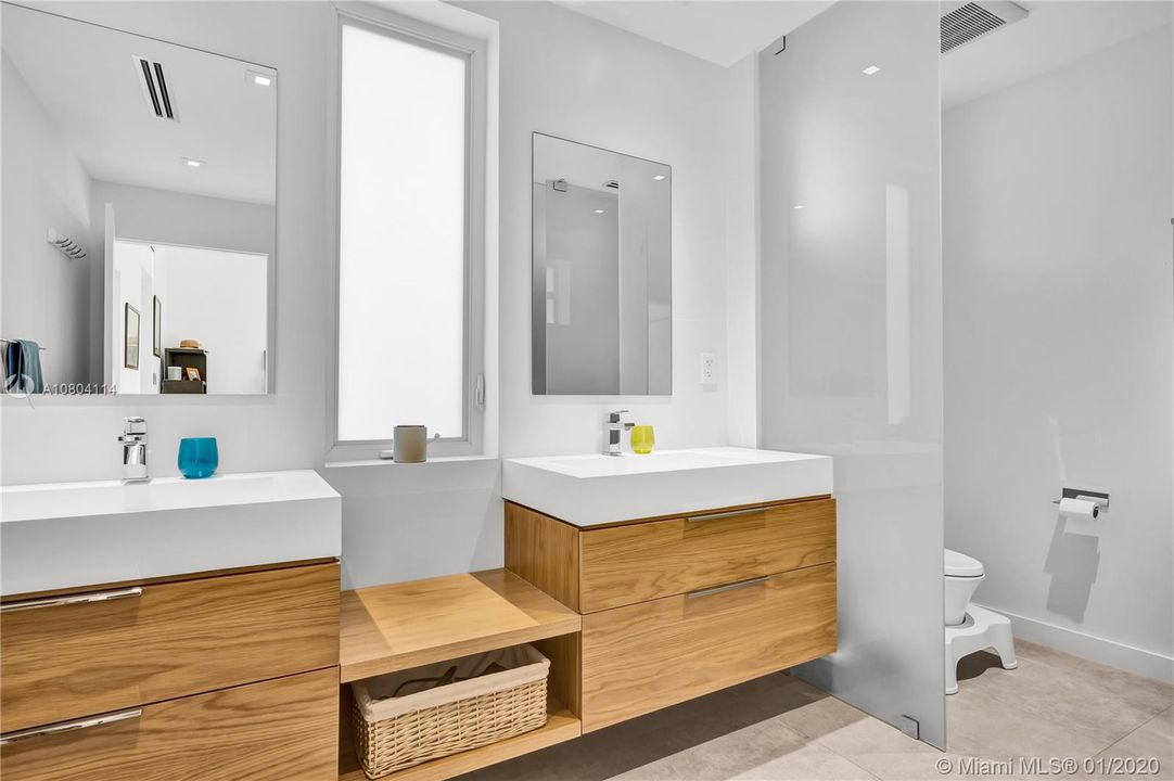 Недавно арендовано: $17,900 (4 спален, 4 ванн, 3161 Квадратных фут)