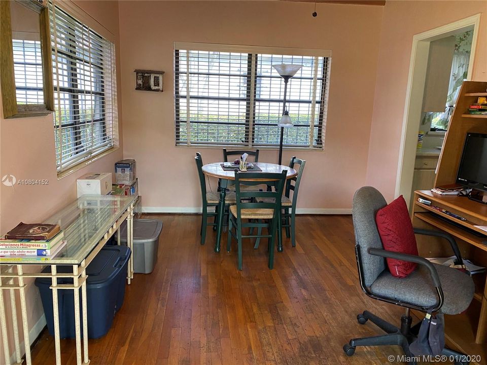 Recently Sold: $350,000 (2 beds, 1 baths, 1038 Square Feet)