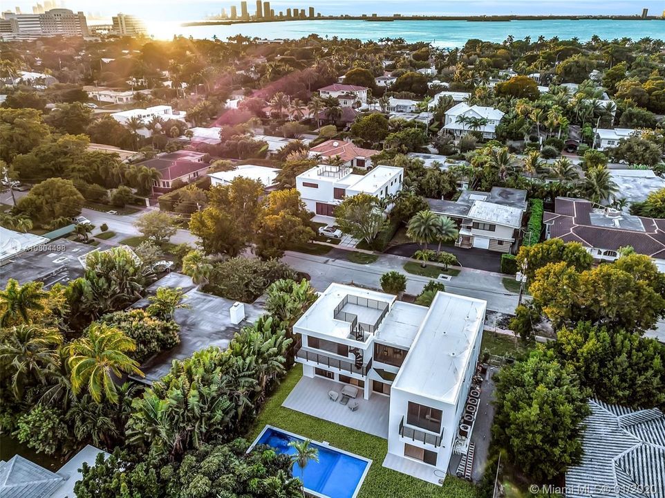 Недавно продано: $3,450,000 (5 спален, 5 ванн, 4094 Квадратных фут)