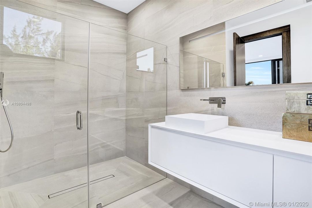 Недавно продано: $3,450,000 (5 спален, 5 ванн, 4094 Квадратных фут)