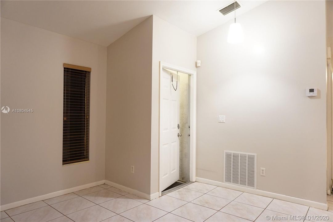 Vendido Recientemente: $220,000 (3 camas, 2 baños, 1215 Pies cuadrados)