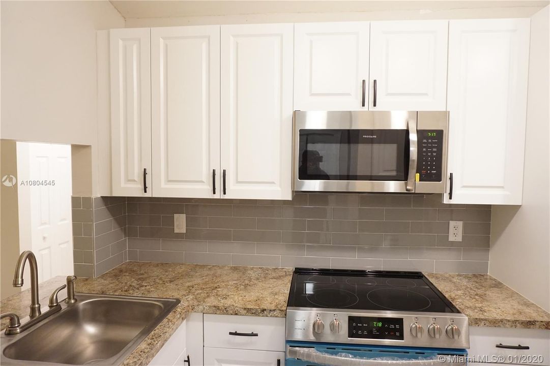 Vendido Recientemente: $220,000 (3 camas, 2 baños, 1215 Pies cuadrados)