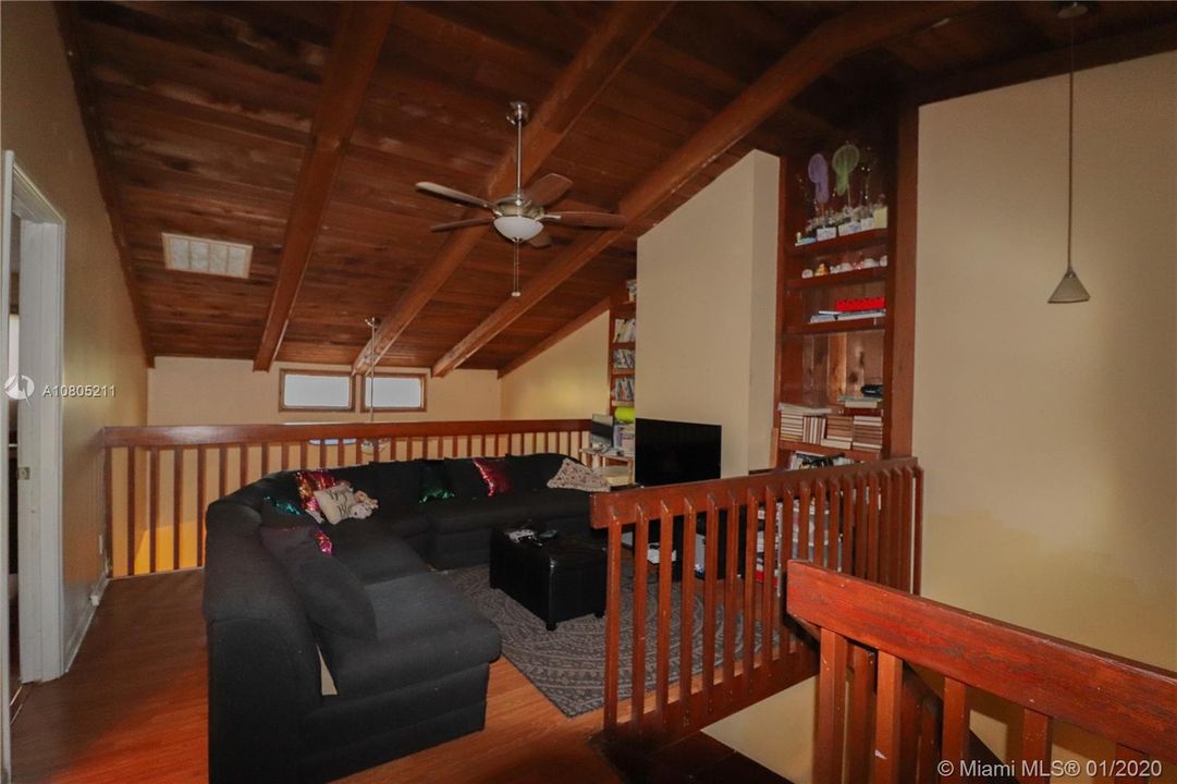 Vendido Recientemente: $250,000 (4 camas, 2 baños, 2323 Pies cuadrados)