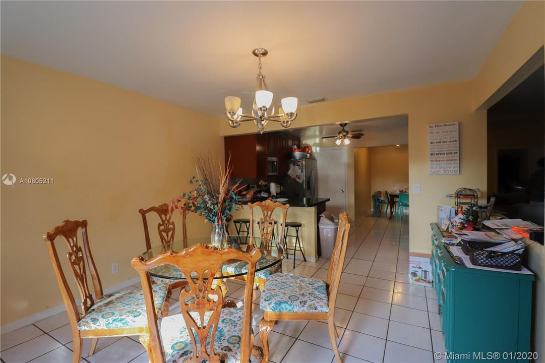 Vendido Recientemente: $250,000 (4 camas, 2 baños, 2323 Pies cuadrados)