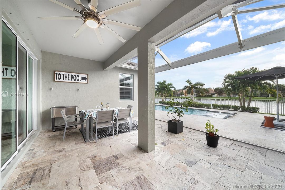 Large Screened-in Porch w Custom "Picture Screen" Facing Pool