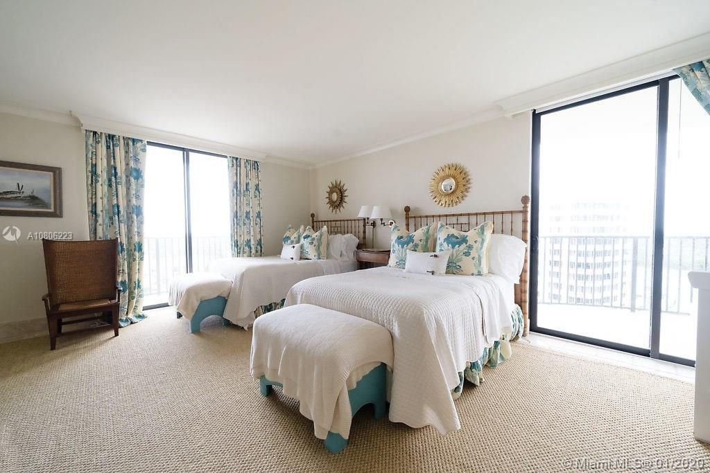 Recently Sold: $1,595,000 (3 beds, 2 baths, 2100 Square Feet)
